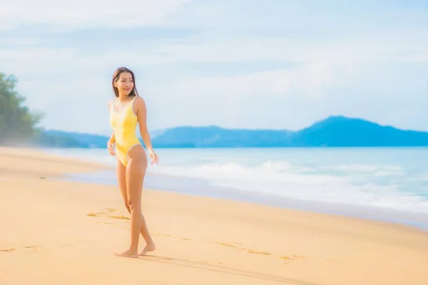 Retrato Bonito Jovem Asiático Mulher Relaxar Sorriso Lazer Redor Livre — Fotografia de Stock