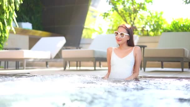 Portrait Belle Jeune Femme Asiatique Relax Sourire Loisirs Autour Piscine — Video