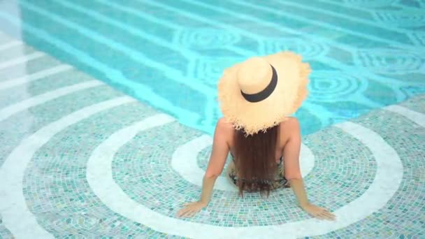 Portrait Belle Jeune Femme Asiatique Relax Sourire Loisirs Autour Piscine — Video