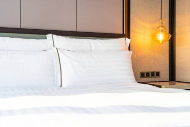 Yatak odasının iç kısımlarında beyaz rahat yastık ve battaniye.