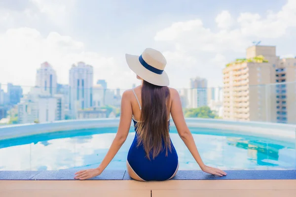 Retrato Bonito Jovem Asiático Mulher Relaxar Sorriso Redor Piscina Livre — Fotografia de Stock