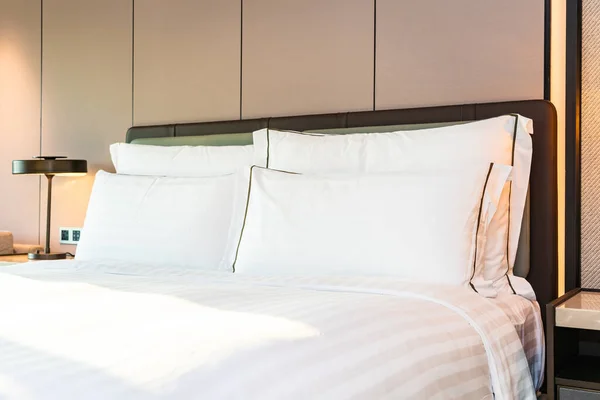 Branco Travesseiro Confortável Cobertor Decoração Cama Interior Quarto — Fotografia de Stock