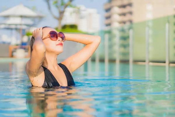 Retrato Hermosa Joven Mujer Asiática Relajarse Sonrisa Alrededor Piscina Aire —  Fotos de Stock