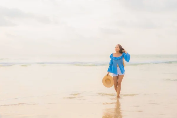 Portret Piękna Młoda Azjatycka Kobieta Relaks Wypoczynek Uśmiech Wokół Plaży — Zdjęcie stockowe