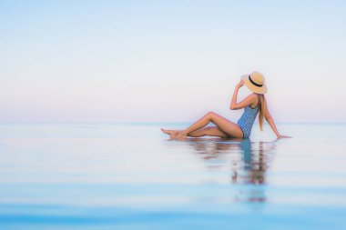 Güzel bir Asyalı kadın portresi. Rahatlayın. Yüzme havuzunda rahatlayın.