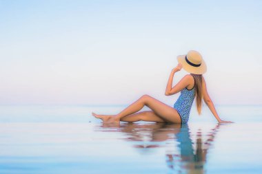 Güzel bir Asyalı kadın portresi. Rahatlayın. Yüzme havuzunda rahatlayın.