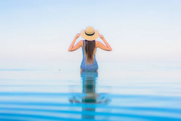 Porträt Schöne Junge Asiatische Frau Entspannen Lächeln Freizeit Rund Freibad — Stockfoto