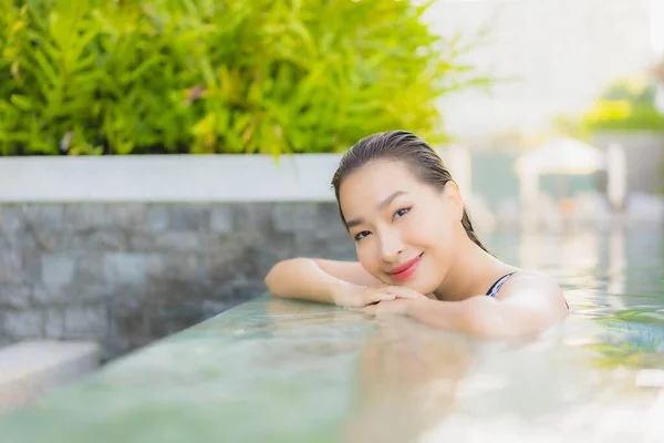 Retrato Hermosa Joven Mujer Asiática Relajarse Sonrisa Ocio Alrededor Piscina —  Fotos de Stock