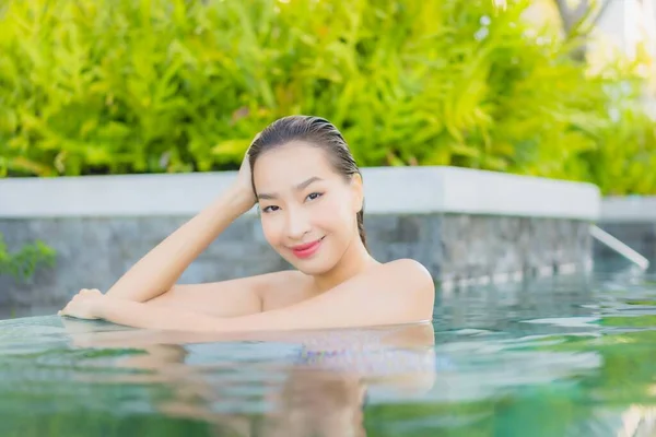 아름다운 아시아 여인이 여행중에 수영장 주위에서 미소짓는 — 스톡 사진