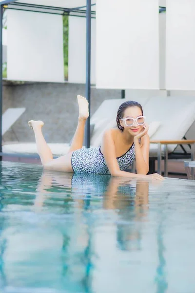 Portrait Belle Jeune Femme Asiatique Relax Sourire Loisirs Autour Piscine — Photo