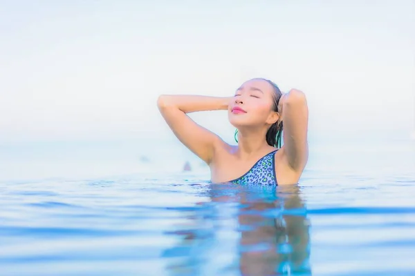 Retrato Bonito Jovem Asiático Mulher Relaxar Sorriso Lazer Redor Piscina — Fotografia de Stock