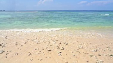 Güzel dalgalı denizin sakin görüntüleri.