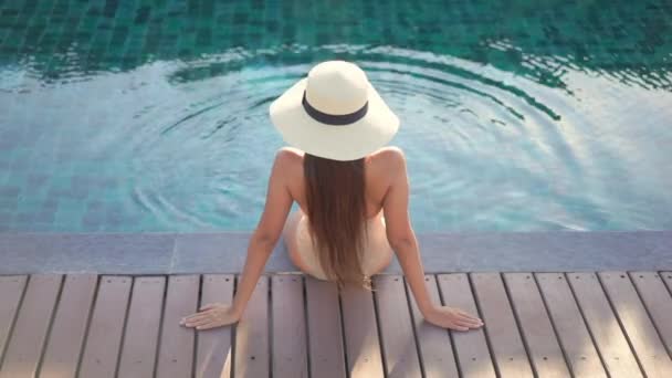 Retrato Hermosa Joven Mujer Asiática Relajarse Sonrisa Ocio Alrededor Piscina — Vídeo de stock