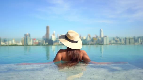 아름다운 아시아 여인이 여행중에 수영장 주위에서 미소짓는 — 비디오