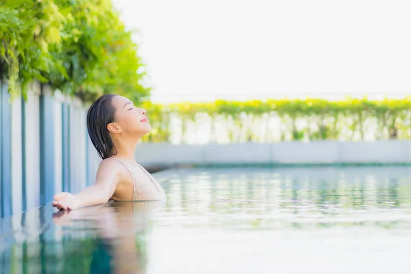 Retrato Bonito Jovem Asiático Mulher Relaxar Sorriso Lazer Redor Piscina — Fotografia de Stock