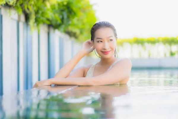 Retrato Bonito Jovem Asiático Mulher Relaxar Sorriso Lazer Redor Piscina — Fotografia de Stock