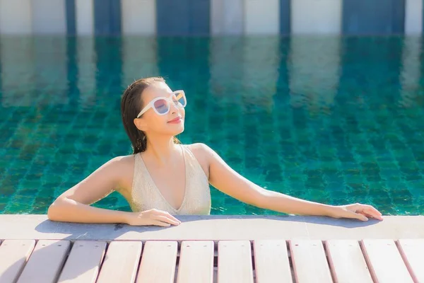 Retrato Hermosa Joven Asiática Mujer Relajarse Sonrisa Ocio Alrededor Aire —  Fotos de Stock