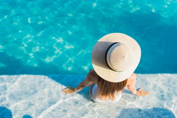 Retrato Bonito Jovem Asiático Mulher Sorriso Relaxar Lazer Redor Piscina — Fotografia de Stock