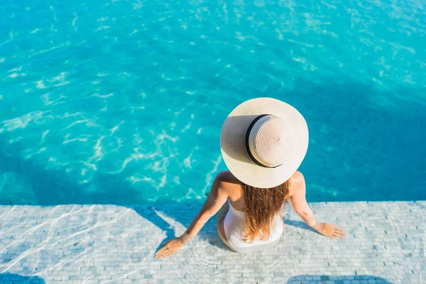 Retrato Bonito Jovem Asiático Mulher Sorriso Relaxar Lazer Redor Piscina — Fotografia de Stock