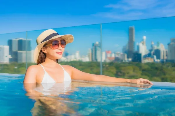 Retrato Hermosa Joven Mujer Asiática Sonrisa Relajarse Ocio Alrededor Piscina — Foto de Stock