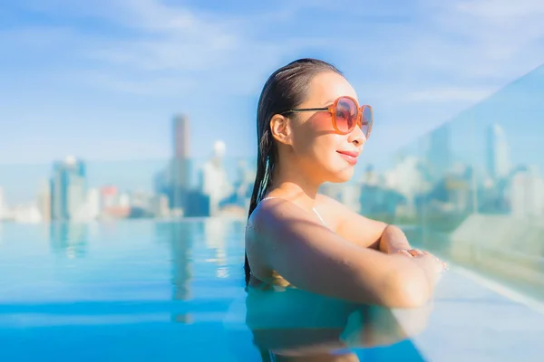 Retrato Bonito Jovem Asiático Mulher Sorriso Relaxar Lazer Redor Piscina — Fotografia de Stock