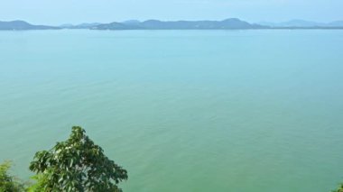 Güzel dalgalı denizin sakin görüntüleri.