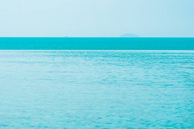 Güzel açık hava sonsuz yüzme havuzu deniz manzaralı bulut ve gökyüzü