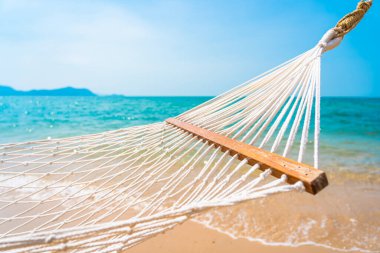 Boş bir tatil konsepti için deniz kıyısındaki boş bir hamak.