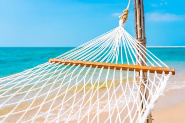 Boş bir tatil konsepti için deniz kıyısındaki boş bir hamak.