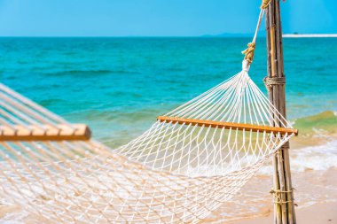 Boş bir tatil konsepti için deniz kıyısındaki boş bir hamak.