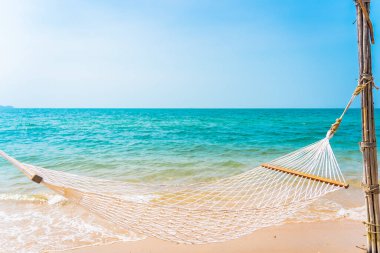 Boş bir tatil konsepti için deniz kıyısındaki boş bir hamak.