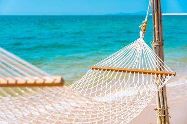 Boş bir tatil konsepti için deniz kıyısındaki boş bir hamak.