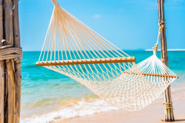 Boş bir tatil konsepti için deniz kıyısındaki boş bir hamak.