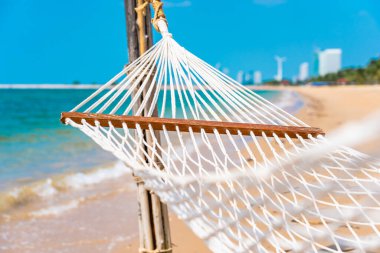 Boş bir tatil konsepti için deniz kıyısındaki boş bir hamak.