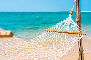 Boş bir tatil konsepti için deniz kıyısındaki boş bir hamak.