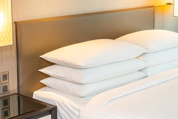ベッドルームのベッドルームのインテリアに白い快適な枕と毛布の装飾 — ストック写真