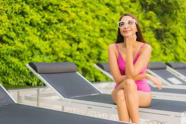 Retrato Bonito Jovem Asiático Mulher Relaxar Sorriso Redor Piscina Livre — Fotografia de Stock