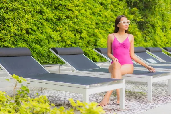 Retrato Bonito Jovem Asiático Mulher Relaxar Sorriso Redor Piscina Livre — Fotografia de Stock