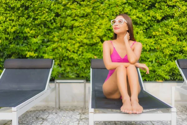 Portræt Smuk Ung Asiatisk Kvinde Slappe Smil Omkring Udendørs Swimmingpool - Stock-foto