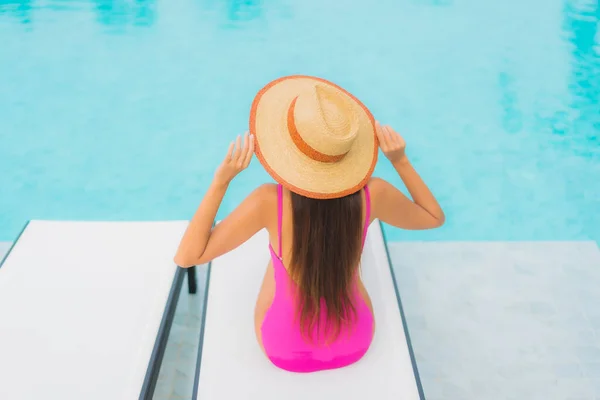 아름다운 여성이 휴가를 보내기 리조트 수영장에서 미소짓고 — 스톡 사진