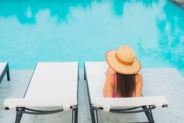 Retrato Bonito Jovem Asiático Mulher Relaxar Sorriso Redor Piscina Livre — Fotografia de Stock