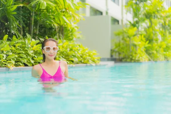 美丽动人的年轻亚洲女人在酒店度假胜地的室外游泳池边放松地笑着 去度假 — 图库照片