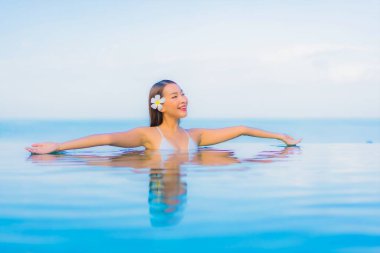 Güzel bir Asyalı kadın portresi. Rahat ol. Yüzme havuzu etrafında gülümse.