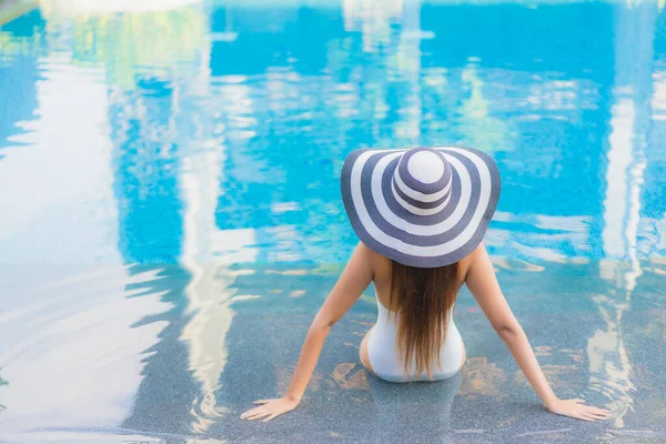 Retrato Hermosa Joven Mujer Asiática Relajarse Sonrisa Alrededor Piscina Aire — Foto de Stock