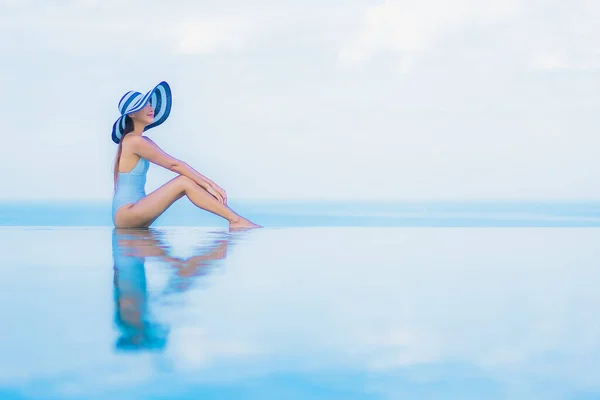 Portrait Belle Jeune Femme Asiatique Détendre Sourire Autour Piscine Extérieure — Photo