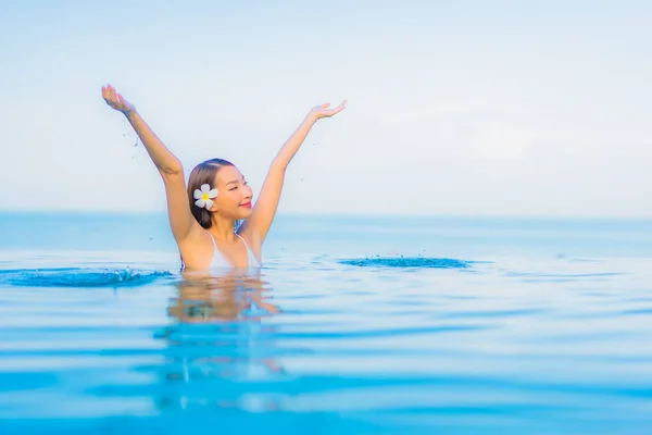 Retrato Bonito Jovem Asiático Mulher Relaxar Sorriso Redor Piscina Livre — Fotografia de Stock