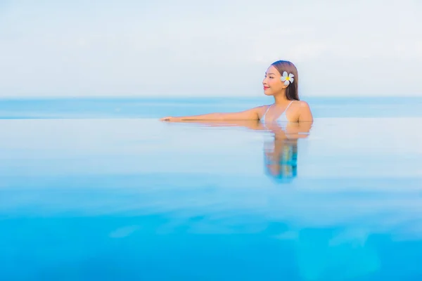 Retrato Bonito Jovem Asiático Mulher Relaxar Sorriso Redor Piscina Livre — Fotografia de Stock