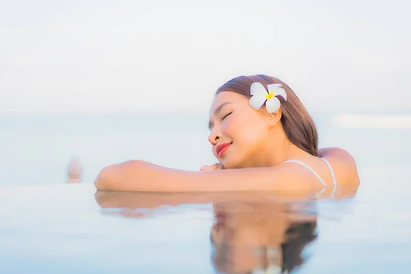 Retrato Bonito Jovem Asiático Mulher Relaxar Sorriso Redor Piscina Livre — Fotografia de Stock