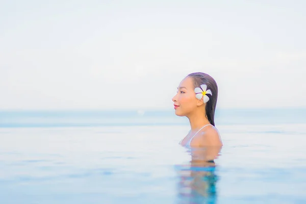 Retrato Bonito Jovem Asiático Mulher Relaxar Sorriso Redor Piscina Livre — Fotografia de Stock