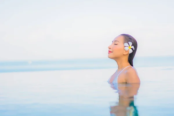 Retrato Bonito Jovem Asiático Mulher Relaxar Sorriso Redor Piscina Livre — Fotografia de Stock